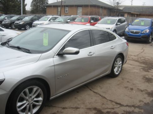 Used 2017 Chevrolet Malibu LT image 1