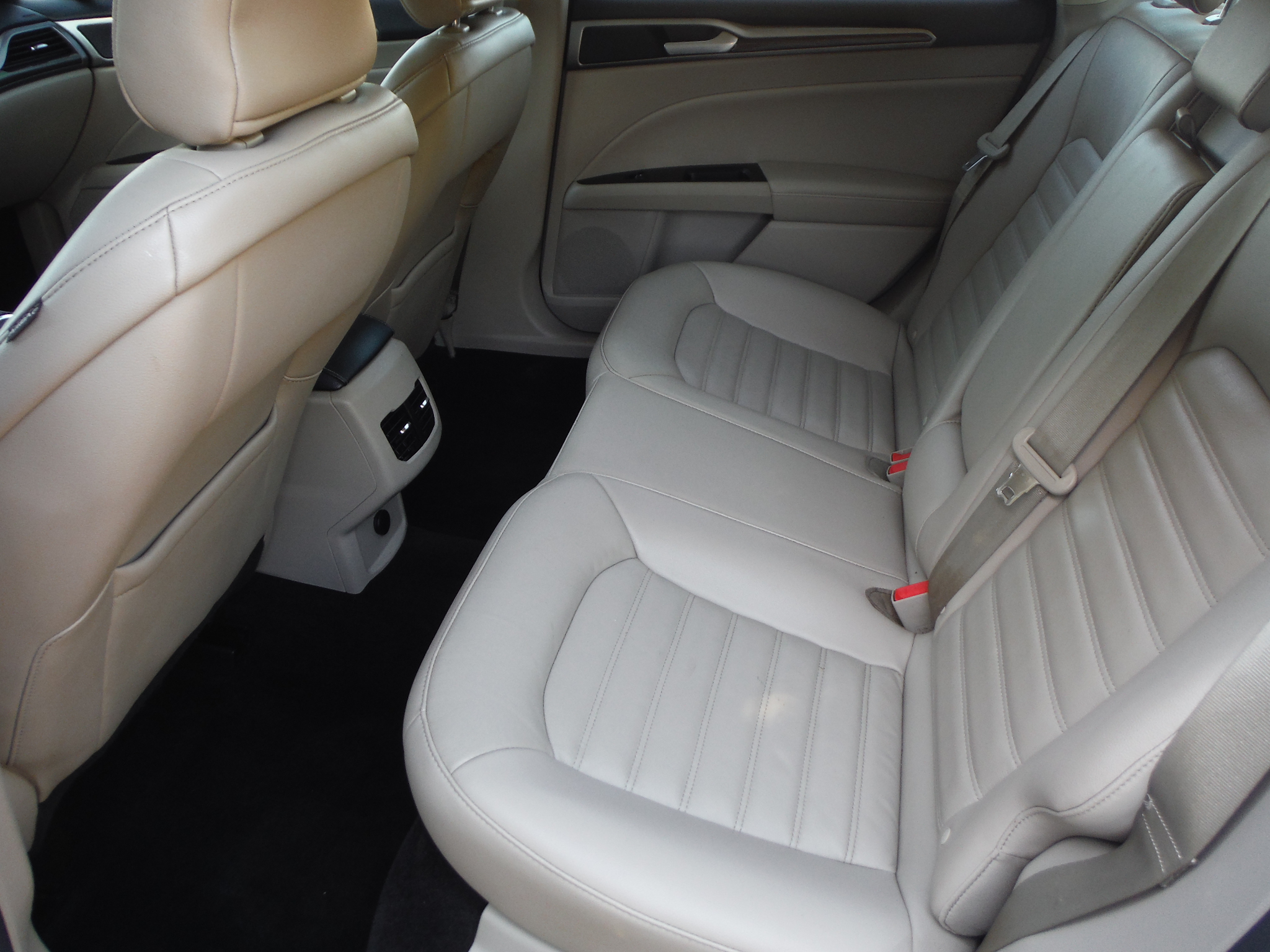 Used 2017 Ford Fusion SE FWD image 9