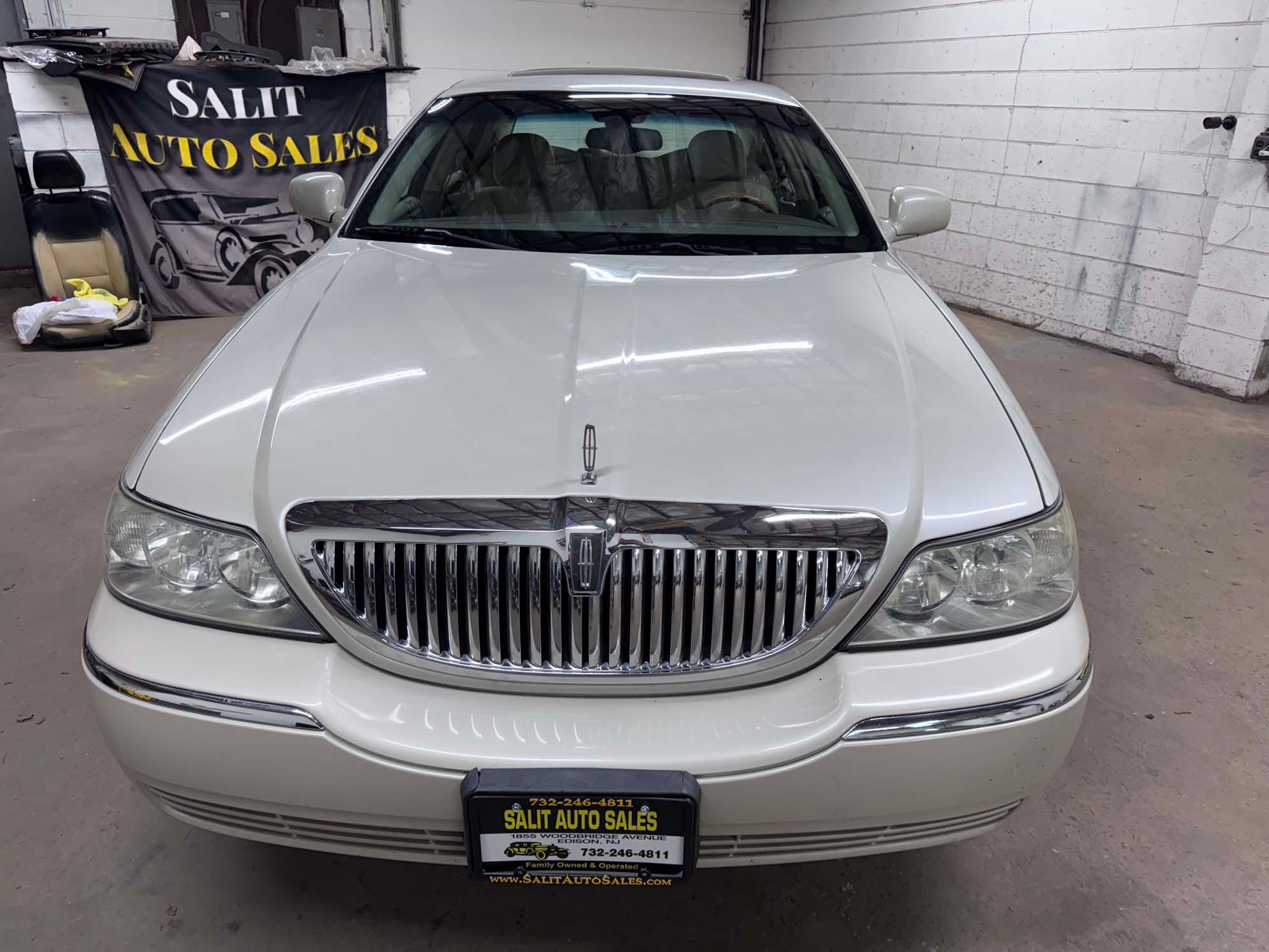 Used 2004 Lincoln Town Car Ultimate RWD image 22