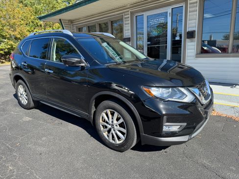 Used 2017 Nissan Rogue SV image 2