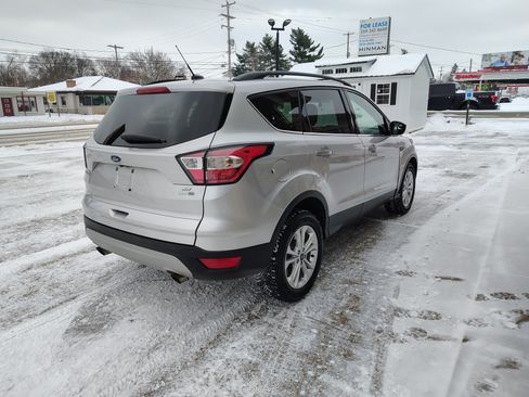 Used 2018 Ford Escape SE image 2