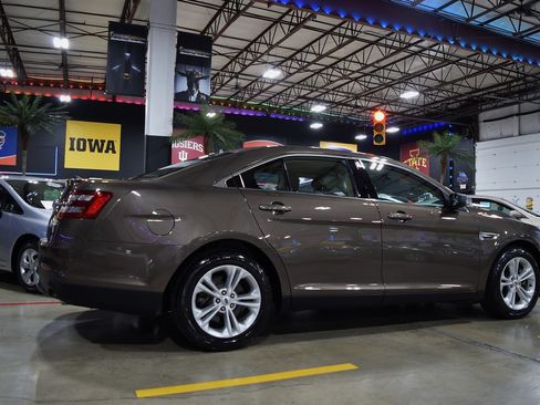 Used 2015 Ford Taurus SE image 14