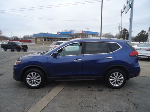 Used 2017 Nissan Rogue SV image 1