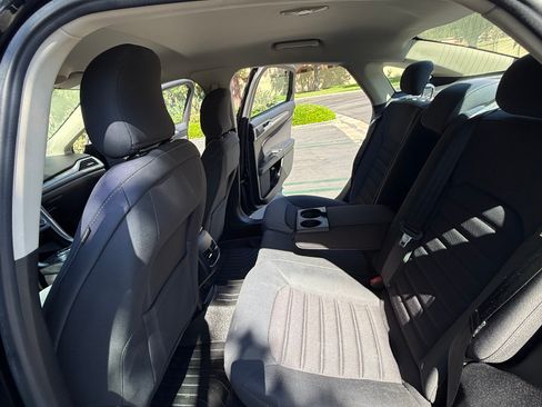 Used 2017 Ford Fusion SE FWD image 12