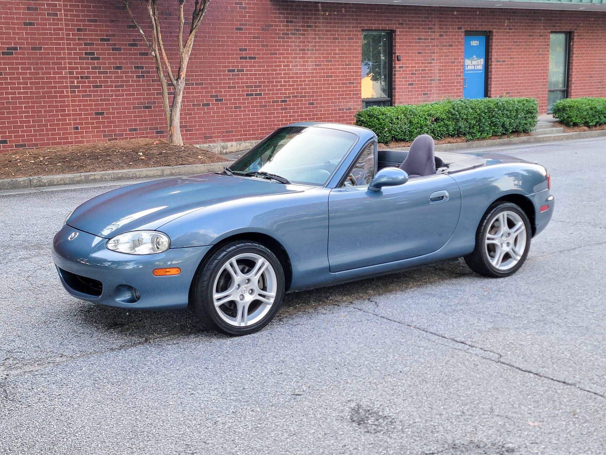Used 2005 MAZDA MX-5 Miata UNAVAIL RWD image 2