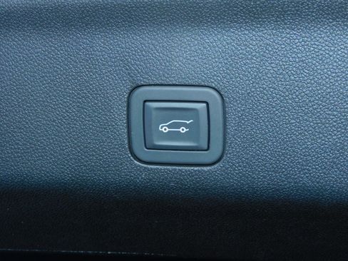 Used 2025 Chevrolet Suburban Z71 image 21