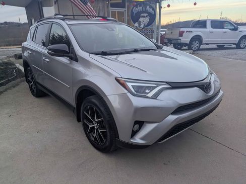 Used 2018 Toyota RAV4 SE image 3