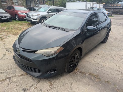 Used 2018 Toyota Corolla LE image 2