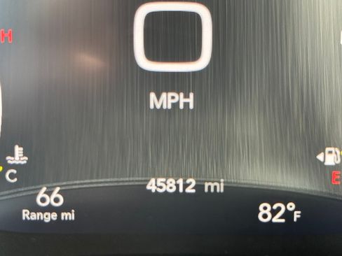Used 2024 Chrysler Pacifica Touring-L FWD image 6