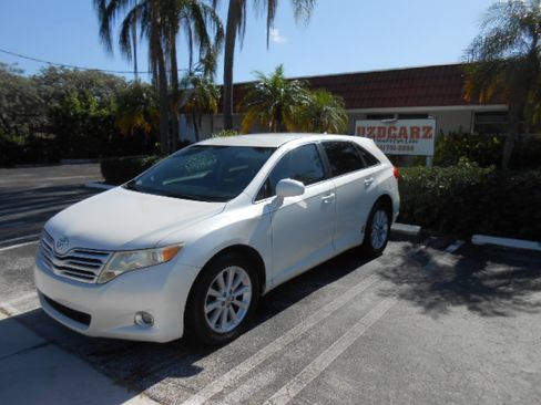Used 2009 Toyota Venza LE FWD image 1