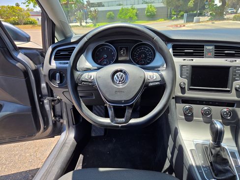 Used 2016 Volkswagen Golf image 14