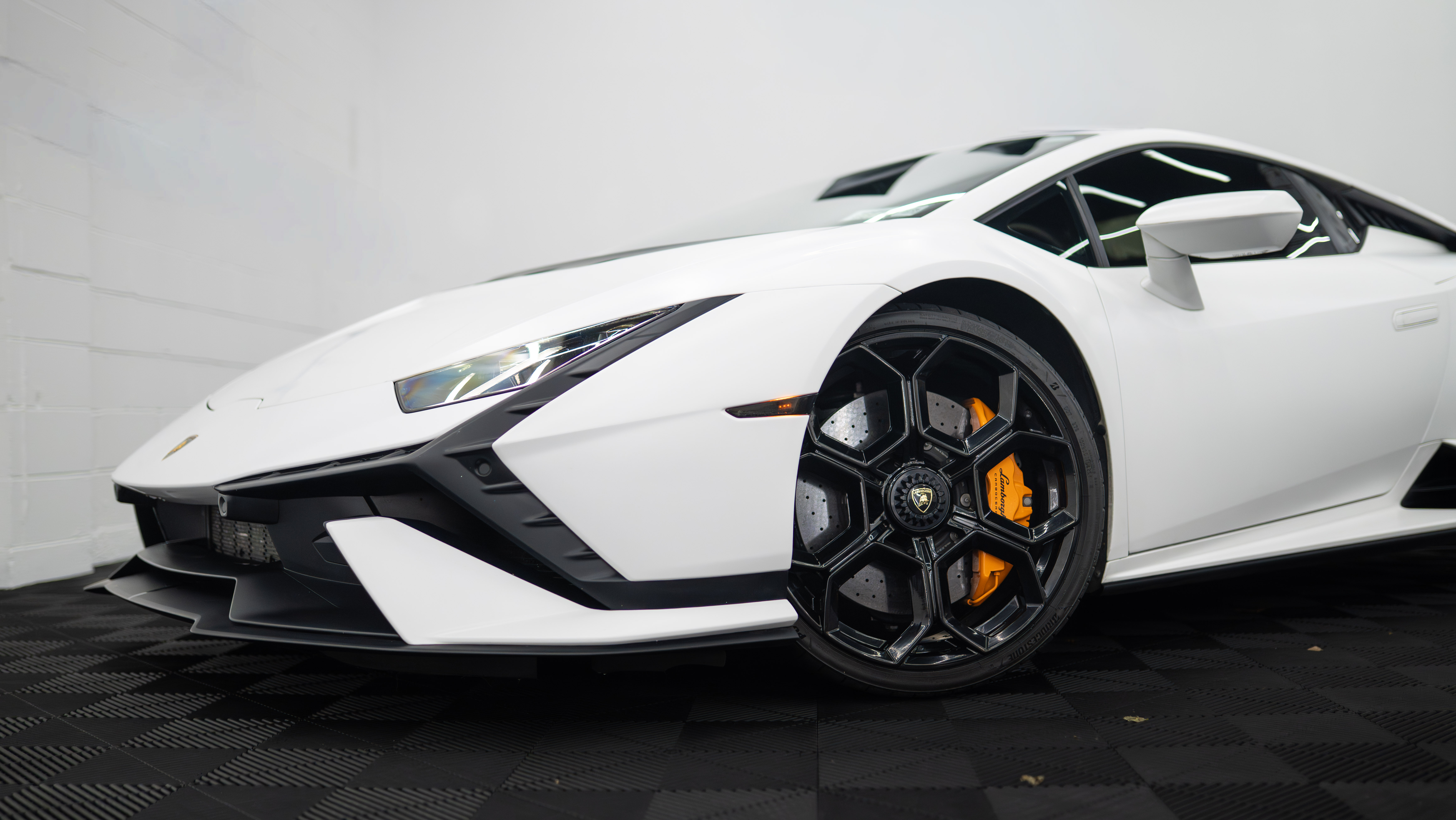 Used 2023 Lamborghini Huracan Tecnica Coupe RWD image 2