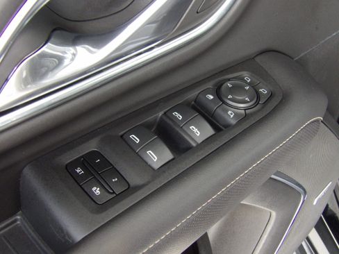 Used 2024 GMC Yukon XL 2WD SLT image 18