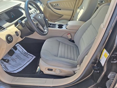 Used 2017 Ford Taurus SE image 8