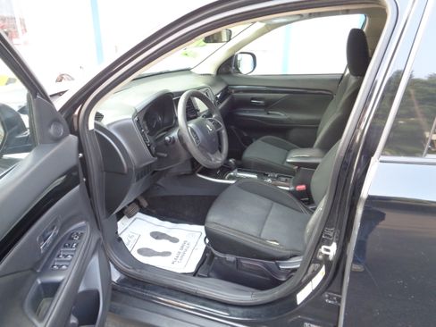 Used 2020 Mitsubishi Outlander AWD image 4