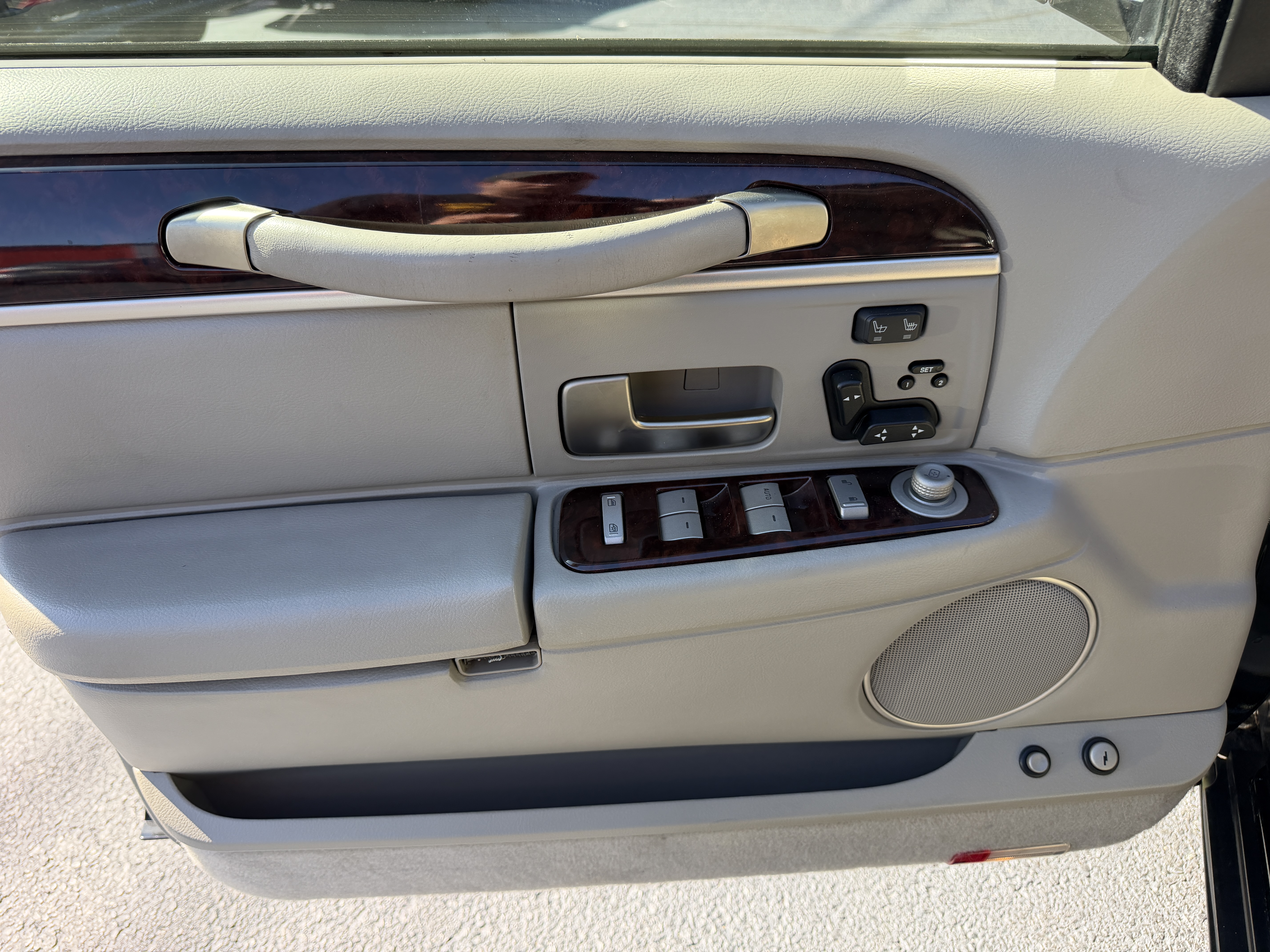 Used 2011 Lincoln Town Car Signature Limited RWD image 3