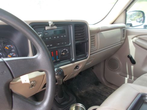 Used 2007 GMC Sierra 1500 4x4 Regular Cab image 9
