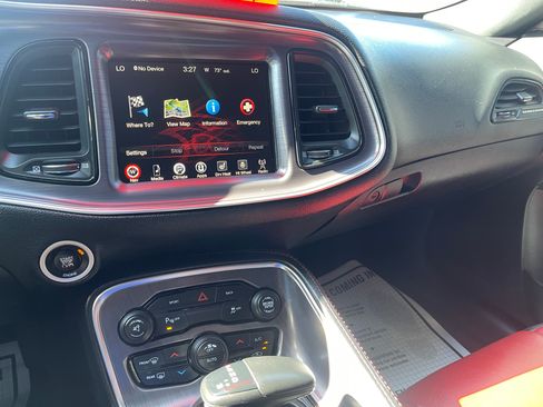 Used 2015 Dodge Challenger SXT image 10