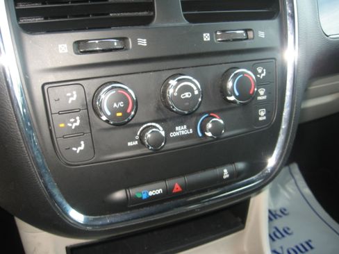 Used 2019 Dodge Grand Caravan SXT FWD image 12