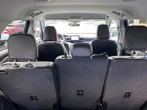 Used 2022 Ford Explorer XLT image 24
