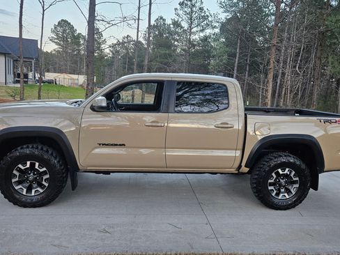 Used 2017 Toyota Tacoma image 2