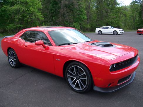 Used 2023 Dodge Challenger R/T RWD image 2