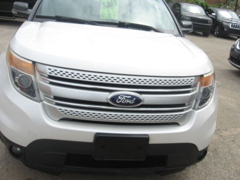 Used 2015 Ford Explorer XLT FWD image 2