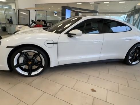 Used 2022 Porsche Taycan image 10