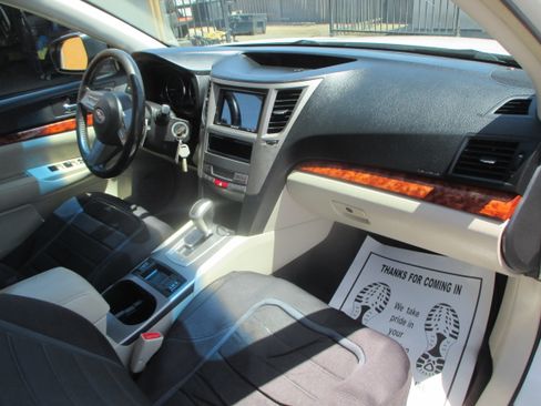 Used 2011 Subaru Outback 3.6R Limited AWD/4WD image 3
