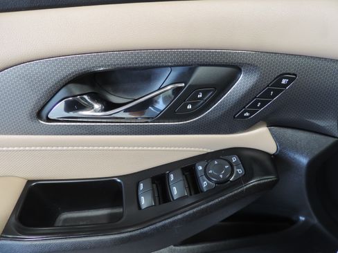 Used 2023 Chevrolet Traverse Premier image 35