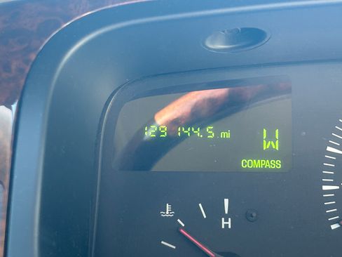 Used 2001 Lincoln Town Car Signature image 14