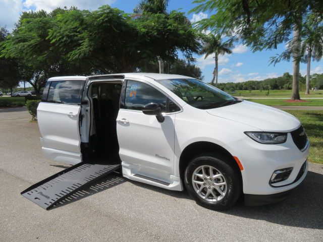Used 2024 Chrysler Pacifica Touring-L FWD image 5
