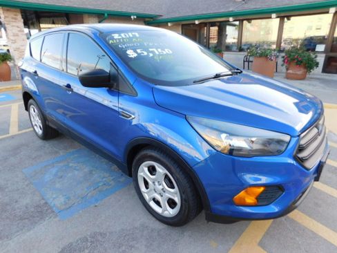 Used 2019 Ford Escape S image 2