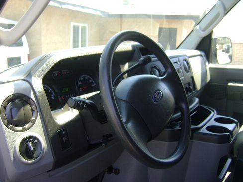 Used 2009 Ford E-350 and Econoline 350 Extended Wagon Super Duty RWD image 9