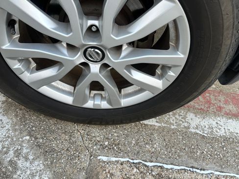 Used 2018 Nissan Rogue SV image 16