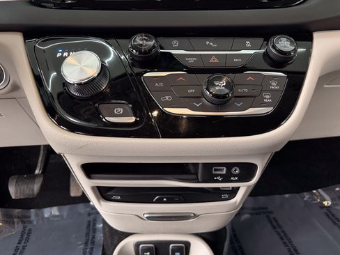 Used 2017 Chrysler Pacifica Touring-L Plus image 12