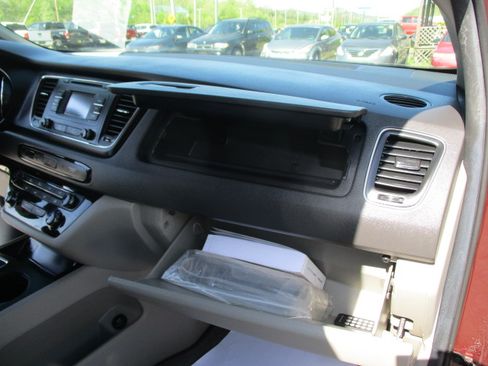 Used 2017 Kia Sedona LX FWD image 30