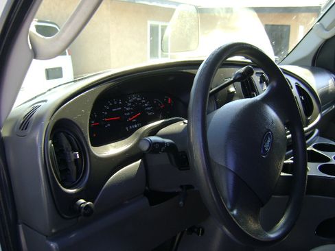 Used 2007 Ford E-150 and Econoline 150 Wagon RWD image 9