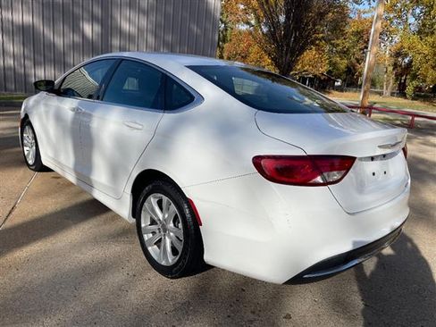 Used 2016 Chrysler 200 Limited image 2