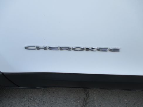 Used 2019 Jeep Cherokee FWD Latitude Plus image 16