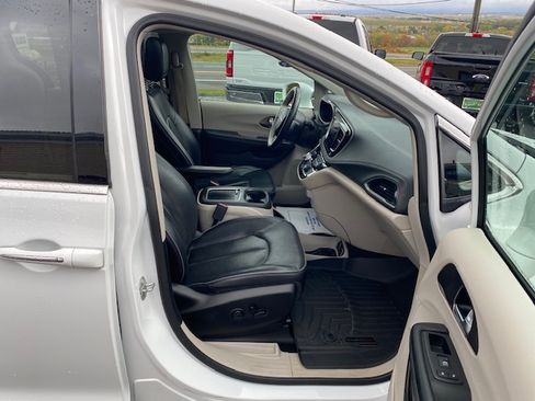 Used 2018 Chrysler Pacifica Limited image 10