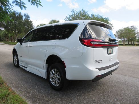 Used 2024 Chrysler Pacifica Touring-L image 11