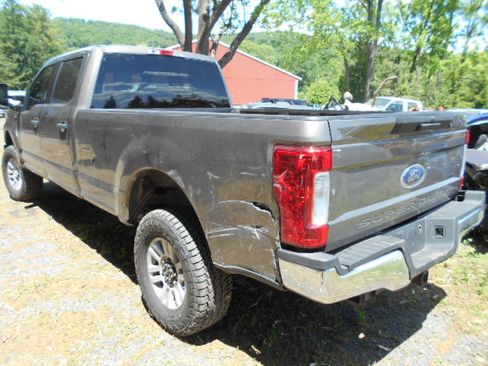 Used 2019 Ford F250 4x4 Crew Cab Super Duty image 4