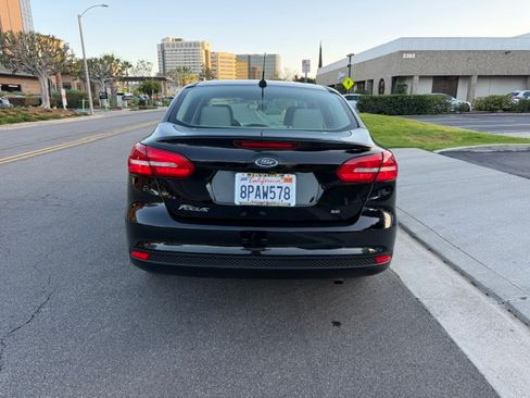 Used 2018 Ford Focus SE Sedan FWD image 4