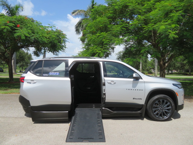 Used 2022 Chevrolet Traverse FWD RS image 6