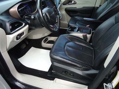 Used 2018 Chrysler Pacifica Touring-L FWD image 8