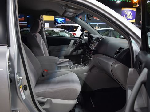 Used 2013 Toyota Highlander Plus V6 FWD image 24