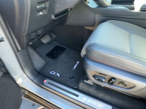 Used 2025 Lexus GX 550 image 16