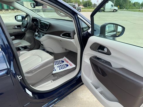 Used 2018 Chrysler Pacifica Touring-L image 36