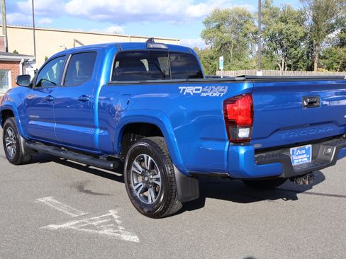 Used 2018 Toyota Tacoma TRD Sport image 6